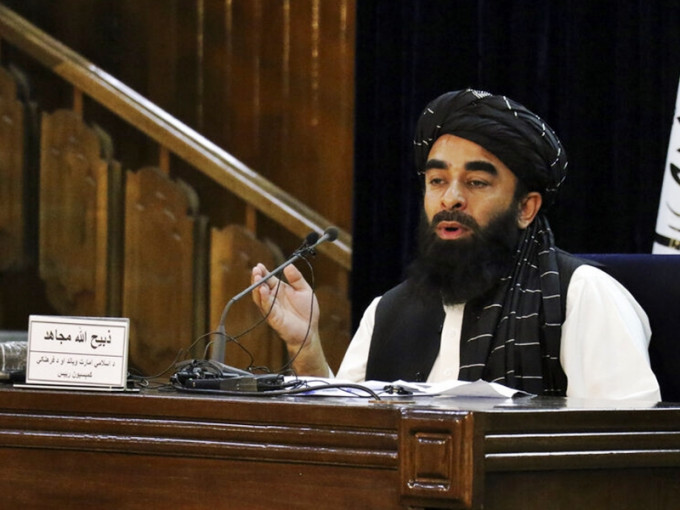 阿富汗塔利班发言人穆贾希德表示，新政府是临时性质，亦为首个阶段，在遵守伊斯兰律法的前提下，塔利班将为女性提供职位。AP图片