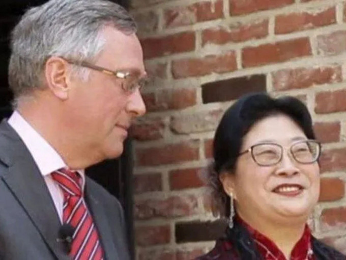 比利时驻韩大使与其中国籍夫人。网图