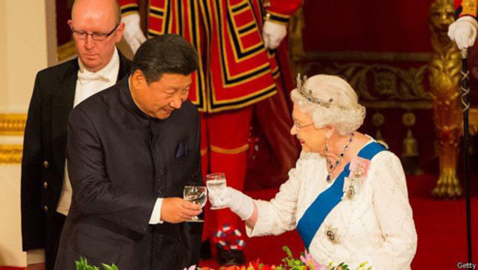 中国国家主席习近平2015年率领的国事访问团访英，期间会见英女皇。
