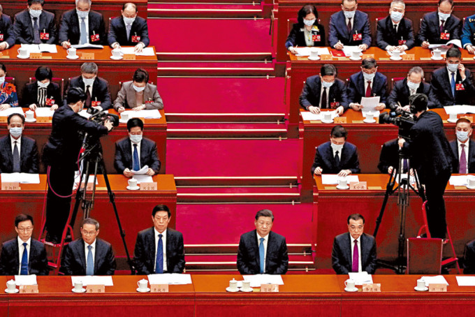 全国政协会议昨日开幕，全体领导人出席。前排左一为韩正。