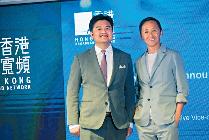杨主光（右）表示，对香港宽频前景乐观，料今年下半年业绩必将胜于上半年。