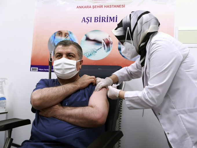 土耳其卫生部长科贾随即于当天晚上率先接种。AP图片