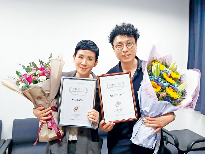 《妈妈的神奇小子》荣获中美电影节「金天使奖」，君如更勇夺影后，日前与导演尹志文开心庆祝。