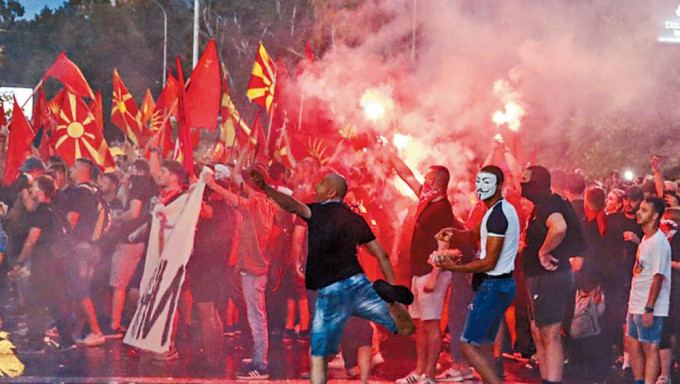北马其顿民众周二晚在外交部大楼外示威。