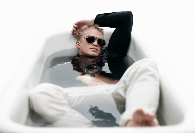 Cody Simpson瞓身演繹 Versace獨家眼鏡系列。