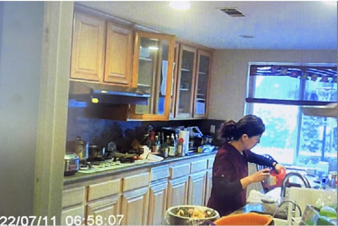 涉案女医生被丈夫在厨房安装的监视镜头拍到一举一动。网上图片