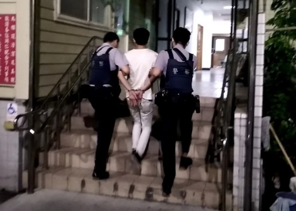 色狼被趕抵警員壓制帶回派出所。（網圖）