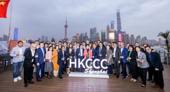 林郑月娥以「上海市香港商会永远荣誉会长」的身分出席演讲。