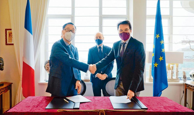 考評局秘書長魏向東（左）與香港法國文化協會行政總監Jean-Sébastien Attié（右），就舉丙類其他語言科目考試的安排簽署合作協議。