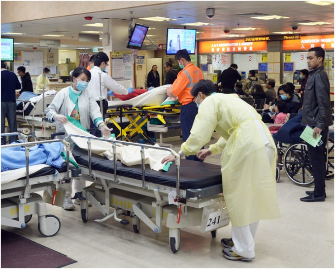 15间提供内科病床的公立医院中，有14间的占用率全部爆满。