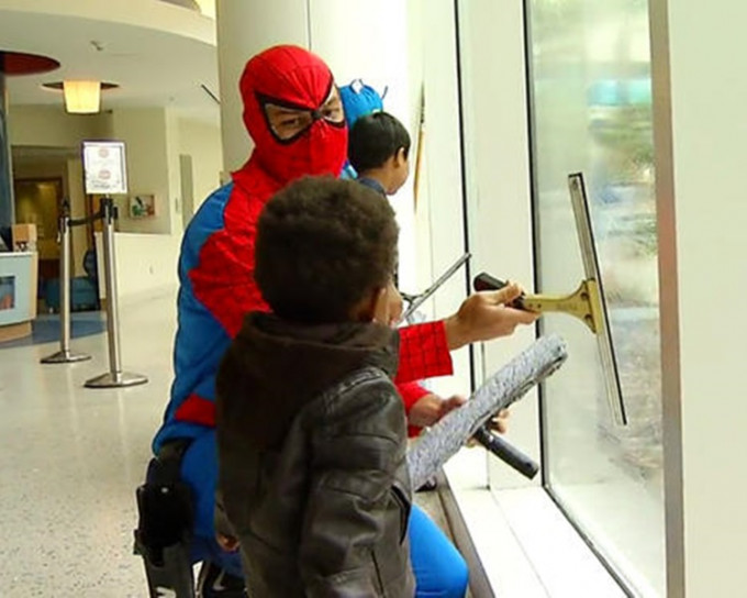 壯男打扮成蜘蛛俠和美國隊長為蘭迪兒科醫院抺窗。網圖