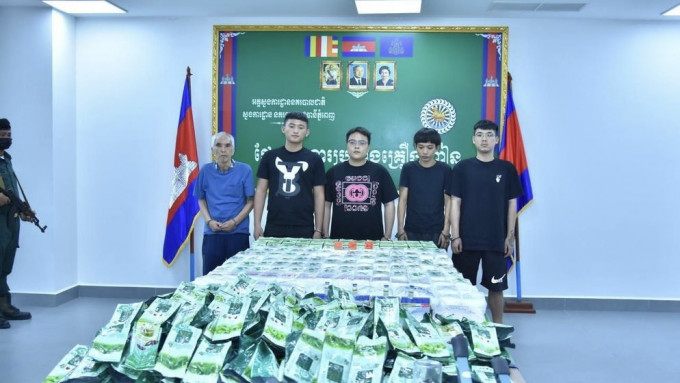 5名被捕疑犯及警方缴获的145公斤毒品。 柬中时报