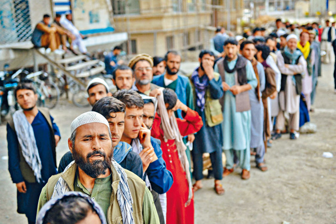 喀布尔居民昨日排队等银行开门。