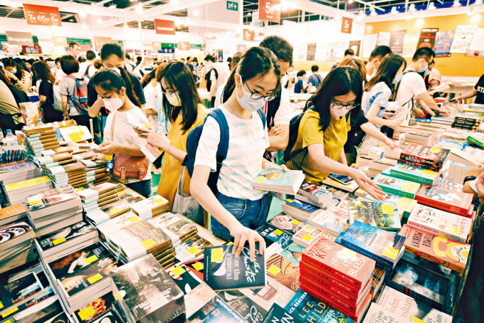 ■美國返港的確診者，上月十八日曾到訪灣仔會展舉行的香港書展。