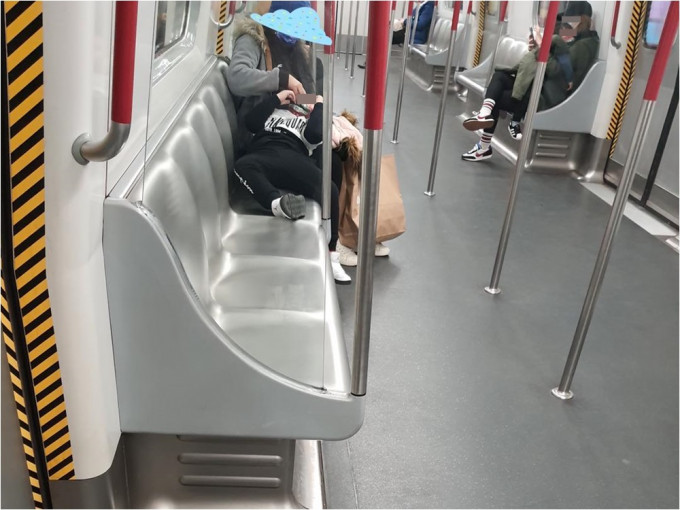 有網民目賭一名男童於港鐵車廂內打橫瞓、腳踩座位，但媽媽毫不理會。「生仔要考牌系列」FB專頁圖片