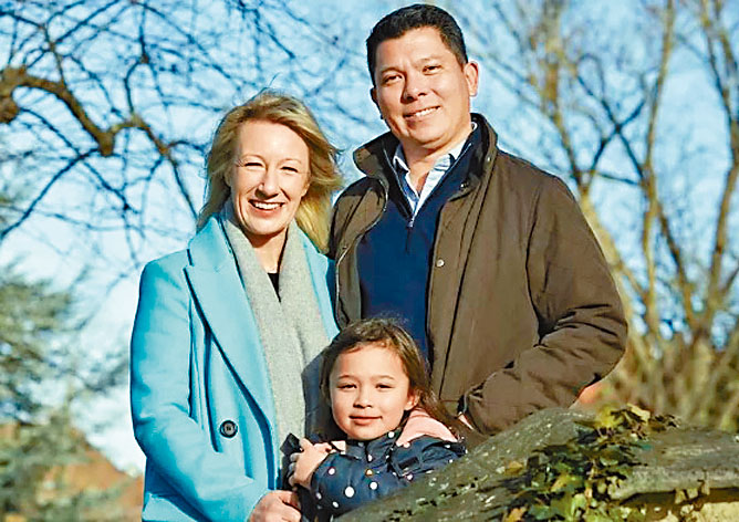 英國埃普瑟姆學院校長埃瑪與丈夫及女兒。