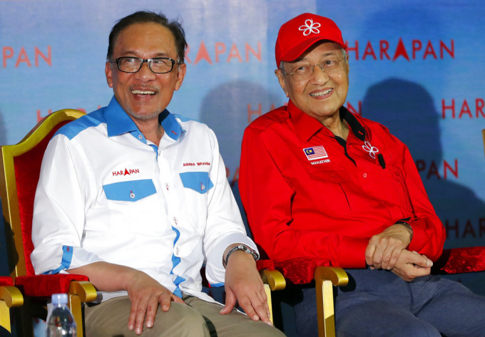 马来西亚首相马哈迪（右）呼吁选民支持安华（左）重返国会。AP
