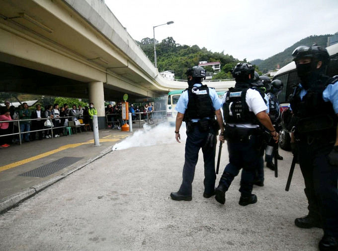 警方譴責示威者罔顧在場人士的人身安全。