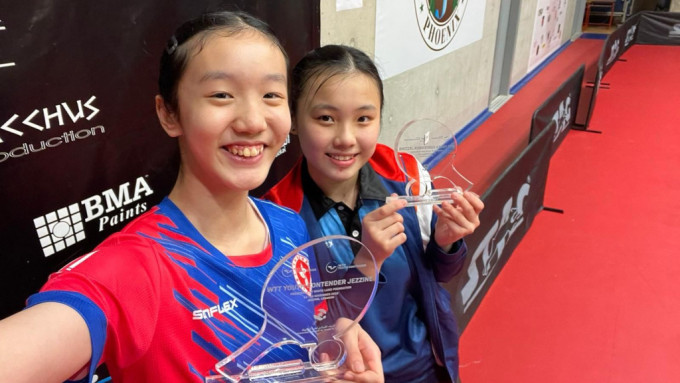 麥明芯（左）及黃凱彤慶祝奪得獎牌。　香港乒乓總會圖片