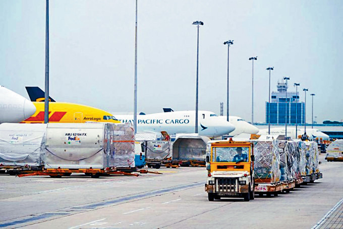 政府於去年中推出航空業輸入勞工計劃，截至本月中，已有近1500名航空業外勞在港工作。