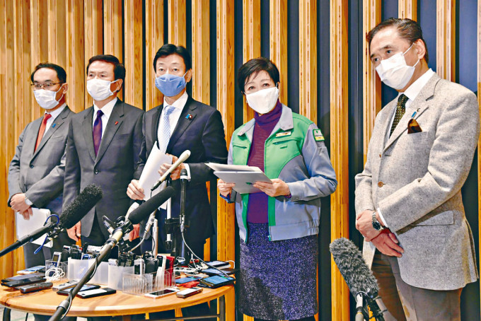 ■東京都知事小池百合子等四名知事，與經濟大臣西村康稔（左三）見記者。