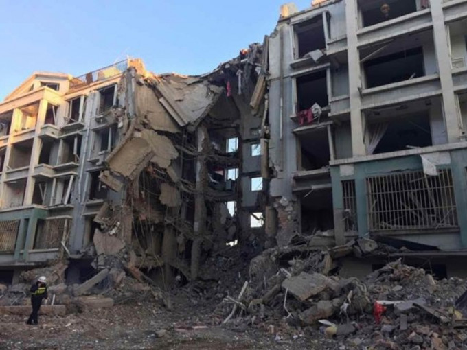 爆炸將一座五層房的中間部分完全炸塌。網圖