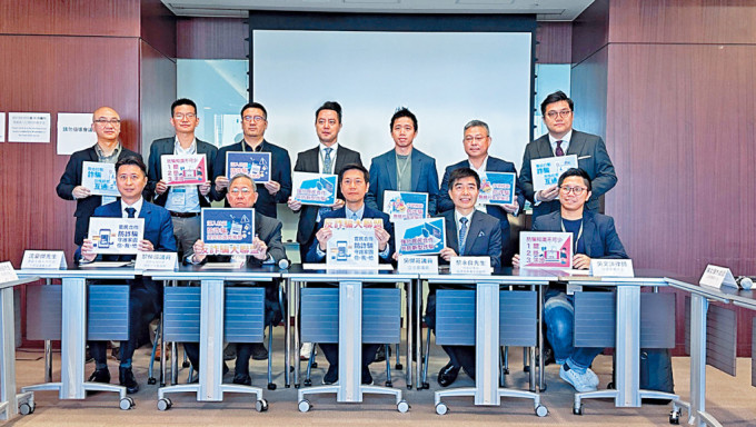 「反诈骗大联盟」正式成立，吴杰庄（前排左三）表示希望促进政府及民间合作，推广防骗意识。