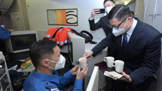 鄧炳強在機上為香港搜救隊送上港式熱奶茶及特色餐點。