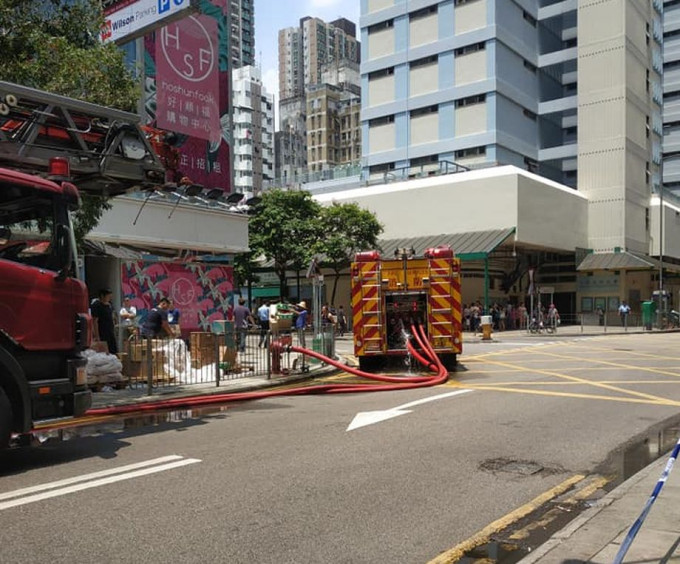 消防到场灌救。香港突发事故报料区fb图片