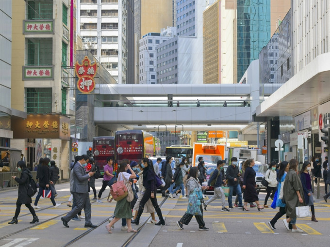 陳茂波指香港經濟在去年上半年已相當疲弱，在眾多不利因素的拖累下，第三季更步入衰退。