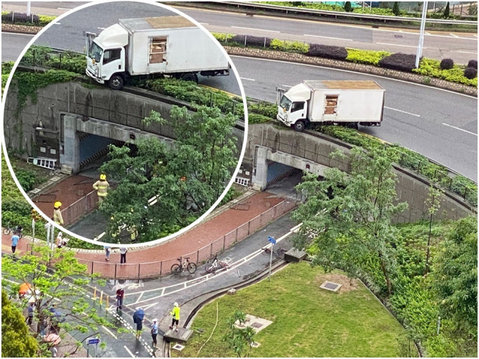 貨車失事後，前車擱於迴旋處的花槽上，撞毀的鐵欄跌落下面行人路。