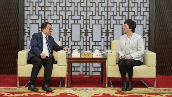 陳國基（左）今日在北京與國家人力資源和社會保障部部長王曉萍（右）會面。政府新聞處圖片