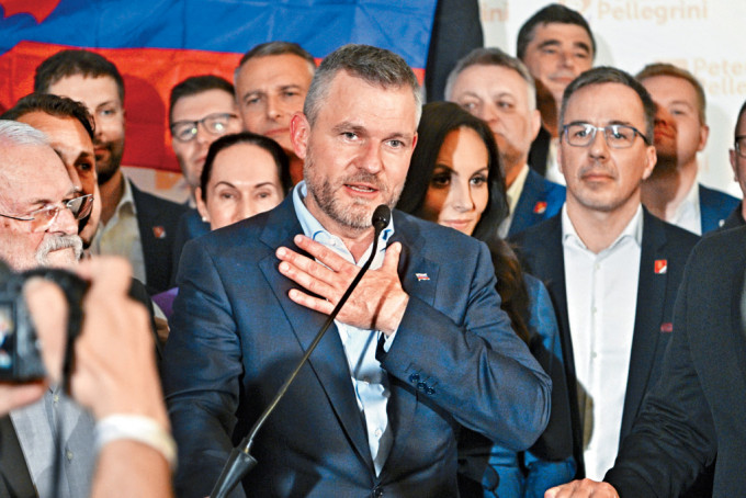 国民议会议长佩列格里尼在总统决选后见支持者。