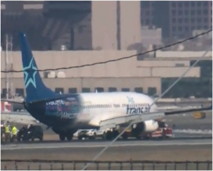 加拿大越洋航空波音737客机急降美国新泽西州机场。网图