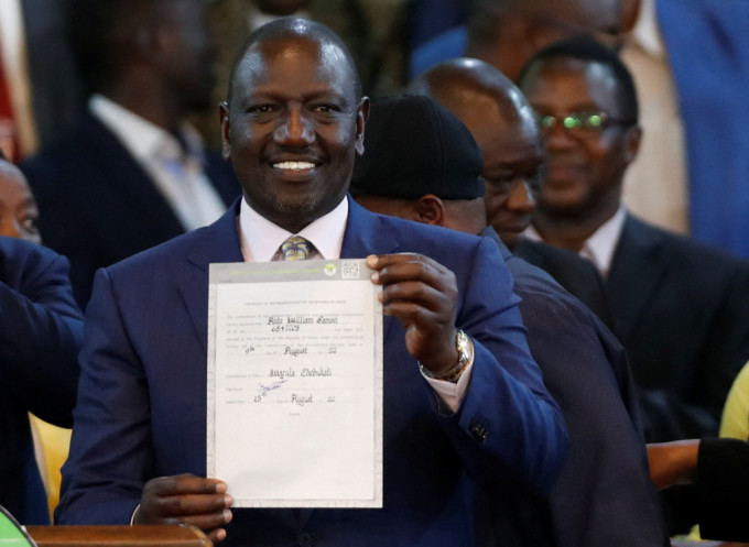 肯亚总统大选，现任副总统鲁托争议声下当选。路透