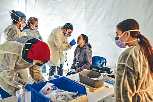 紐約聖巴拿巴醫院設置臨時檢查站，為出現感冒徵狀的醫護人員做新冠肺炎毒檢測。