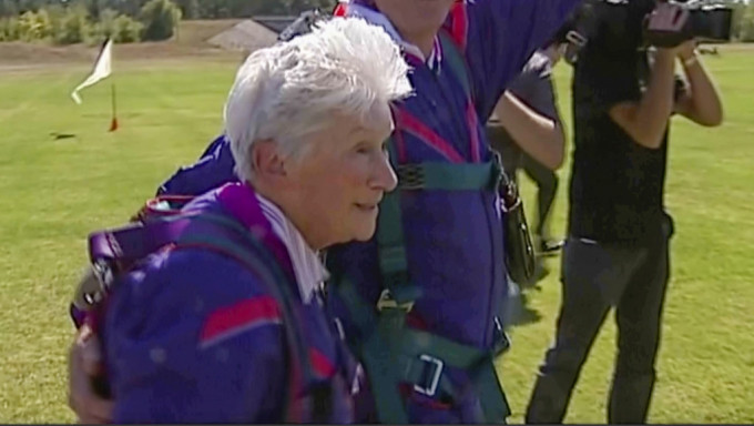 諾蘭（Clare Nowland）曾在80歲生日時以挑戰降落傘作為慶祝。 美聯社
