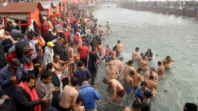 路透社预计，今年有80万至100万人前往恒河的西孟加拉邦段沐浴。资料图片