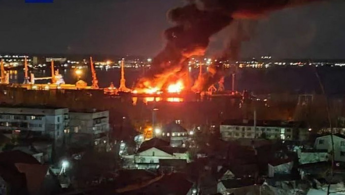 克里米亚一处港口疑被乌克兰无人机袭击巨烈爆炸。