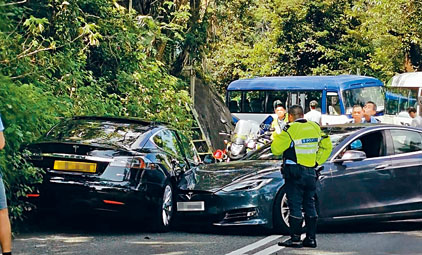 兩部電動車在山頂道相撞互有損毀。