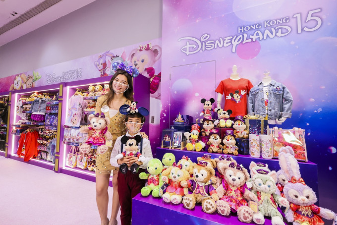 香港迪士尼樂園禮品坊內有多款季節限定禮品獨家發售。