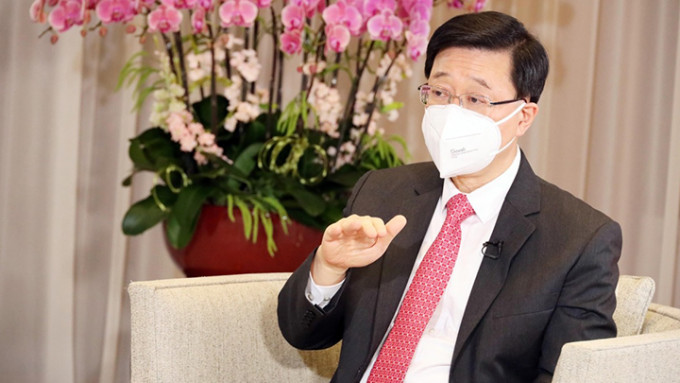 李家超接受香港中通社獨家書面採訪談及防疫時表示，特區是國家聯防聯控重要的一部分。中通社圖片