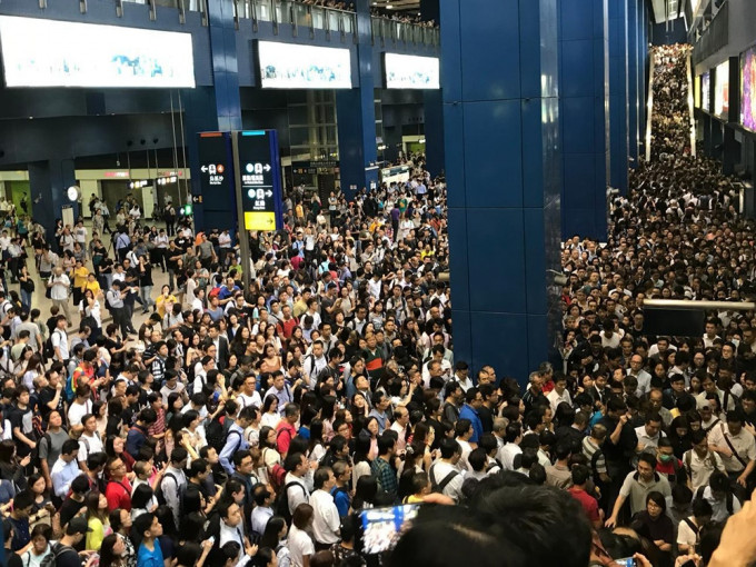 去年山竹襲港，八號風球剛改為三號，就有大批市民趕上班。資料圖片