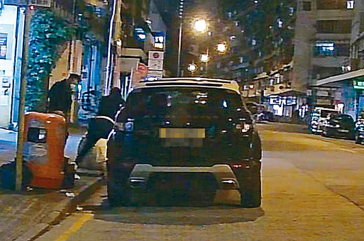 「車Cam」拍到事主（白衣）被黑衣兇徒毆至坐在地上。