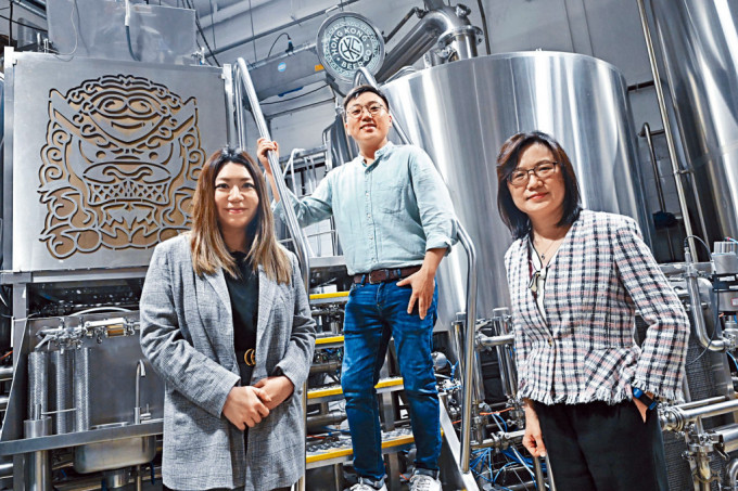 香港啤酒公司獲政府資助設智能生產綫後，產品的產量及質量都有提升。左起：香港啤酒公司總經理馬藝嘉、專業釀酒師杜景琛、創新科技署前署長潘婷婷。