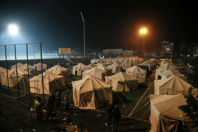 军方协助搭建帐篷，让灾民暂时栖身。AP