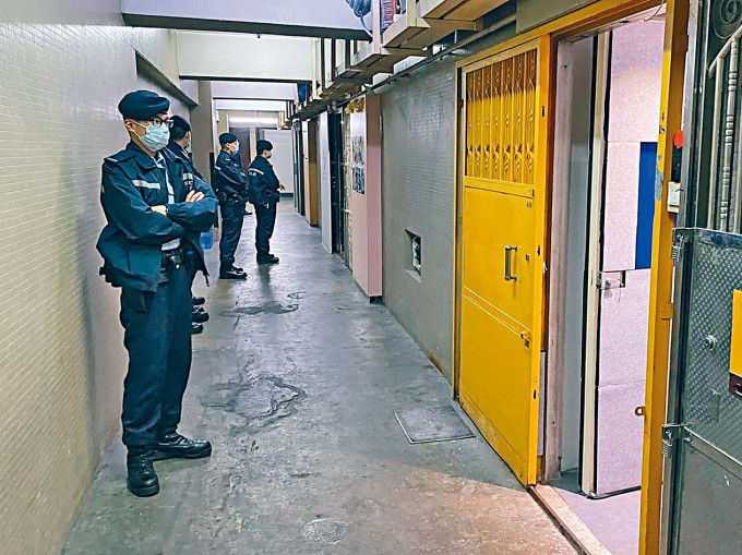 ■警方發現鯉魚門道一工廈派對房違防疫例經營。