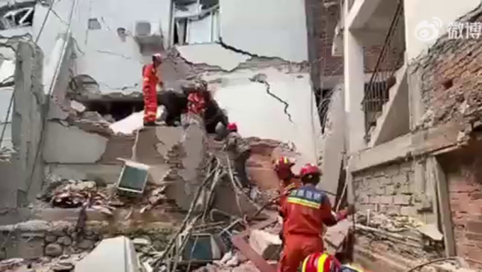 四川瀘定地震，一名女子躲酒店辦公桌下獲救。