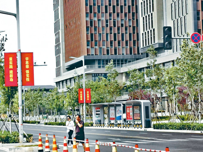 雄安街頭紅色標語隨處可見，但人流不多。