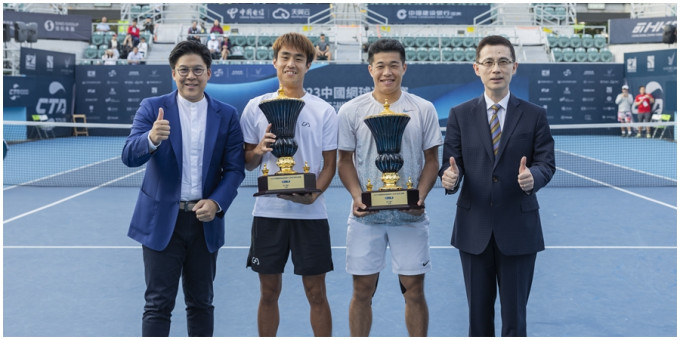 港将黄俊铿(右2)与王康杰(左2)于网球中巡赛香港站赢得男双冠军。公关图片